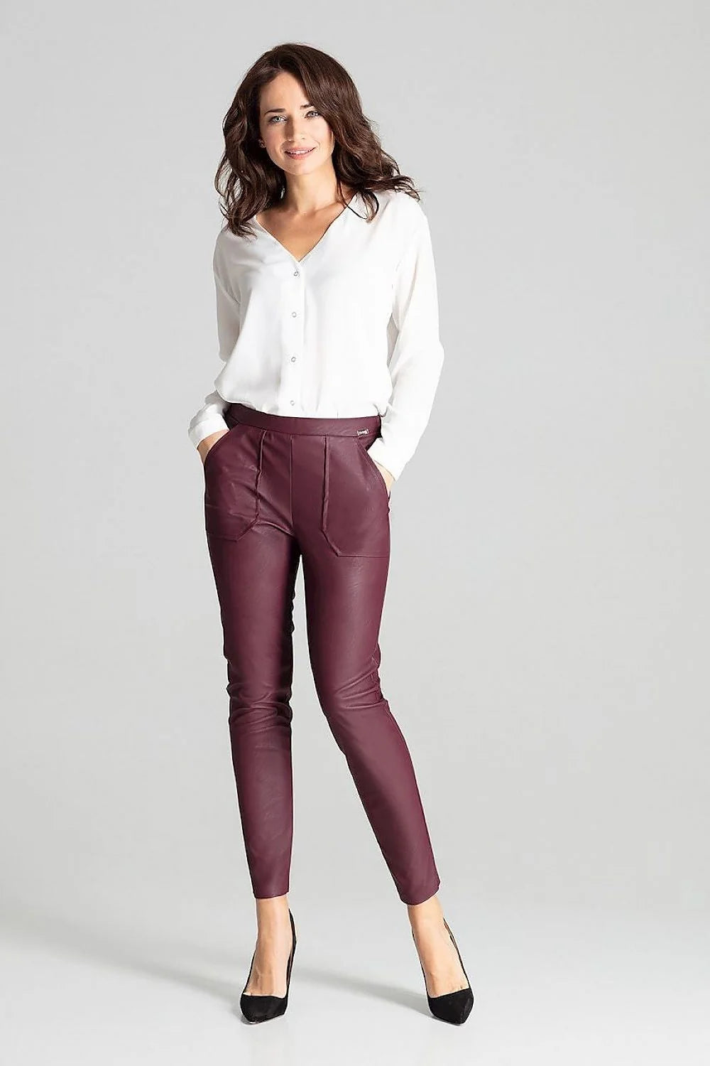 Tenue élégante femme chemisier blanc pantalon cuir écologique style professionnel chic accessoires inclus