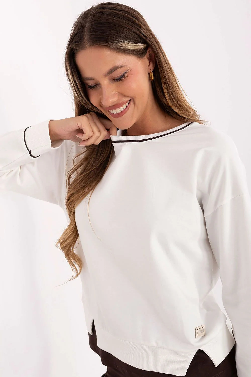 sweatshirt femme col rond manches longues coupe relaxée maille douce coton elasthanne blanc cassé bandes noires fentes latérales
