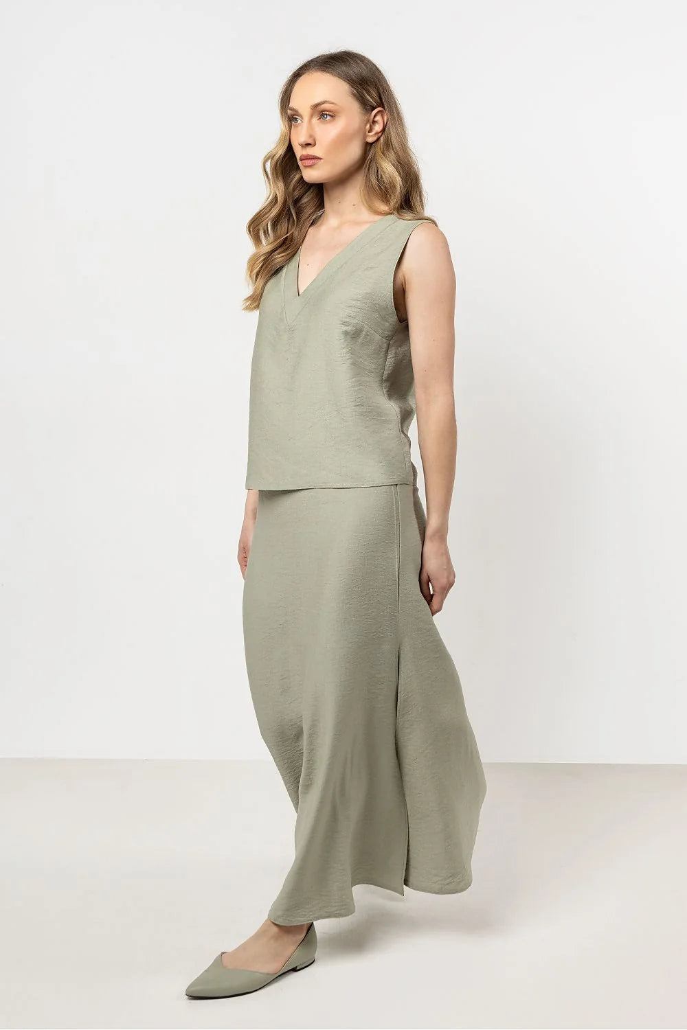 Ensemble féminin chemisier awama vert sauge haut sans manches jupe évasée matière naturelle style épuré confort élégance
