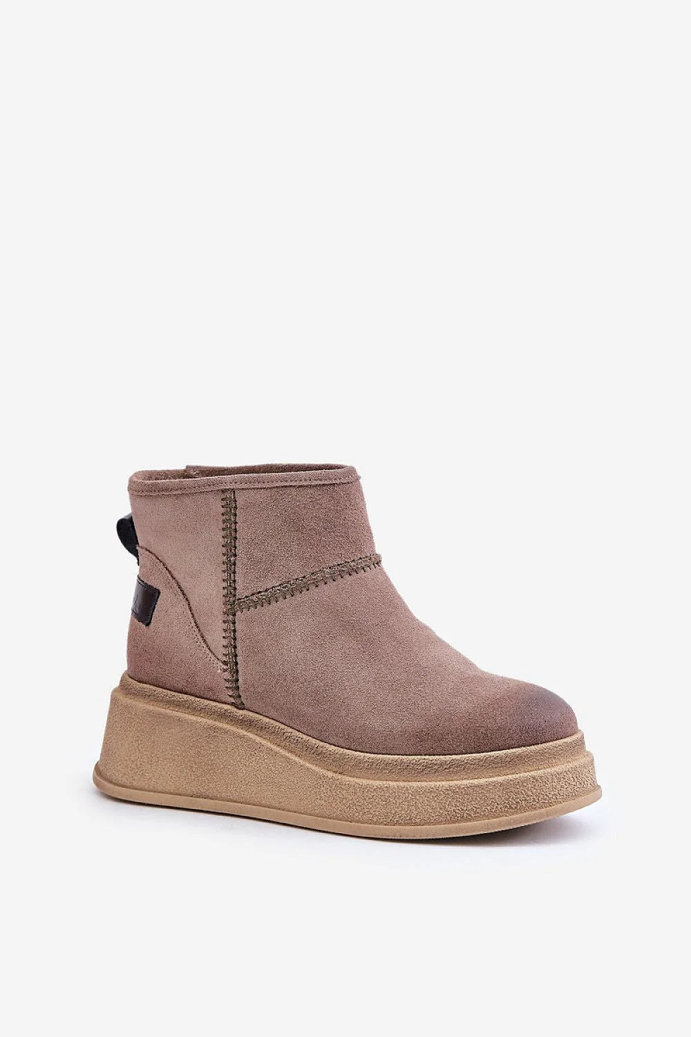 Bottes de neige pour femmes Step in style marque Maciejka cuir naturel fourrure intérieure plateforme talon compensé design moderne tendance couleur taupe mi-hauteur coutures contrastantes fermeture éclair