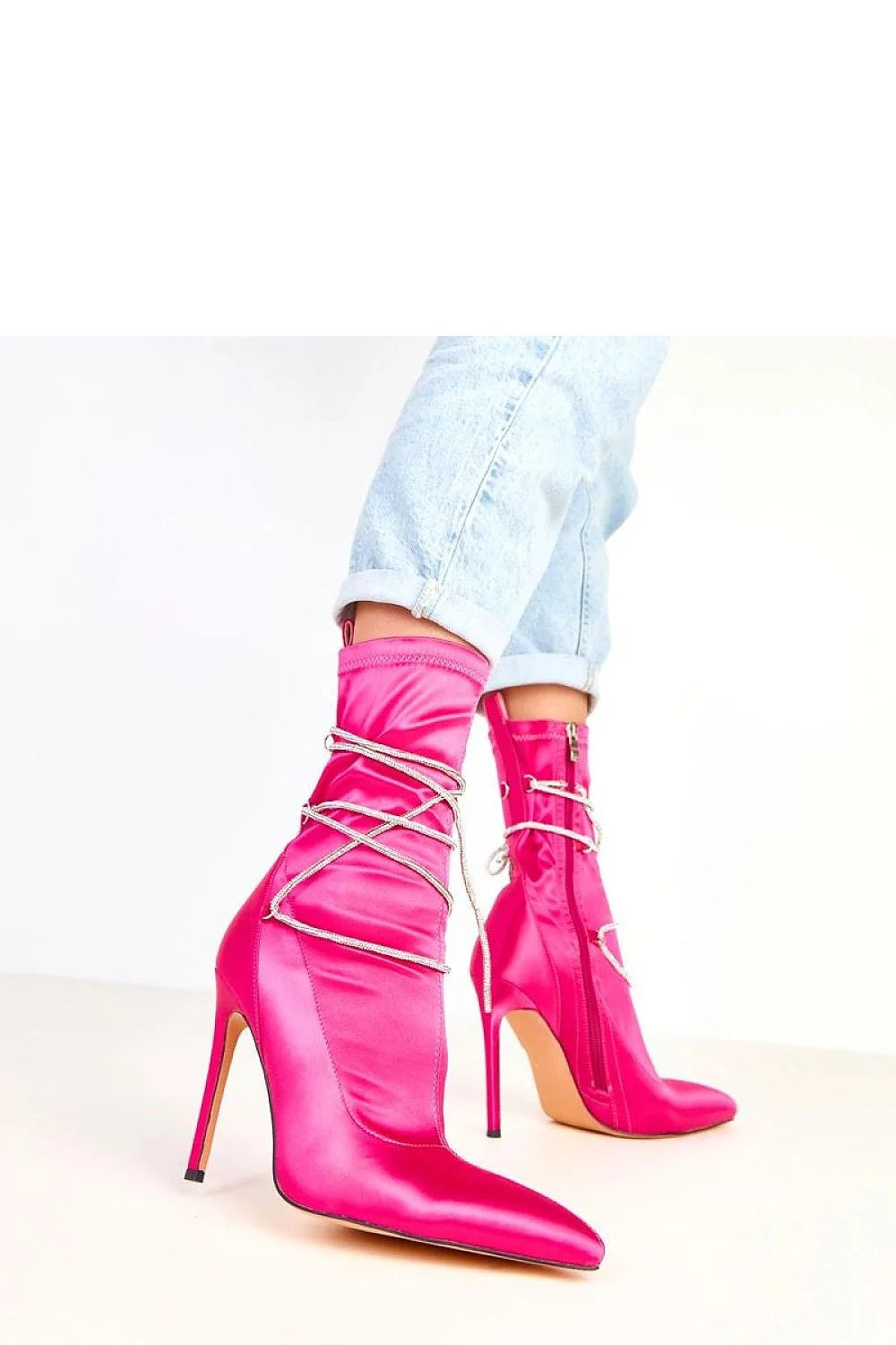 bottines satinées fuchsia bout pointu talon aiguilles douze centimètres tige montante lacets décoratifs sertis zircons doublure tissu douce