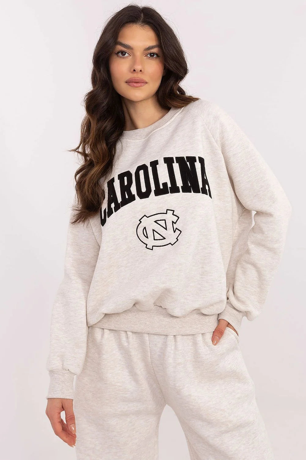 Sweatshirt Carolina pour femme en coton mélangé gris clair style casual épaules tombantes manches longues finitions côtelées look moderne inspiration universitaire