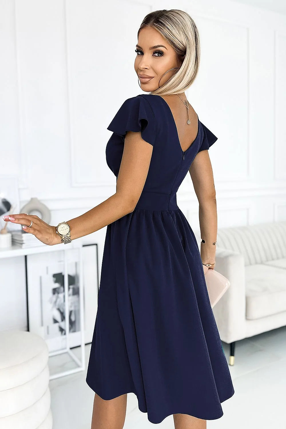 Robe de soirée élégante en tissu fluide bleu marine manches courtes encolure V croisée taille cintrée femme
