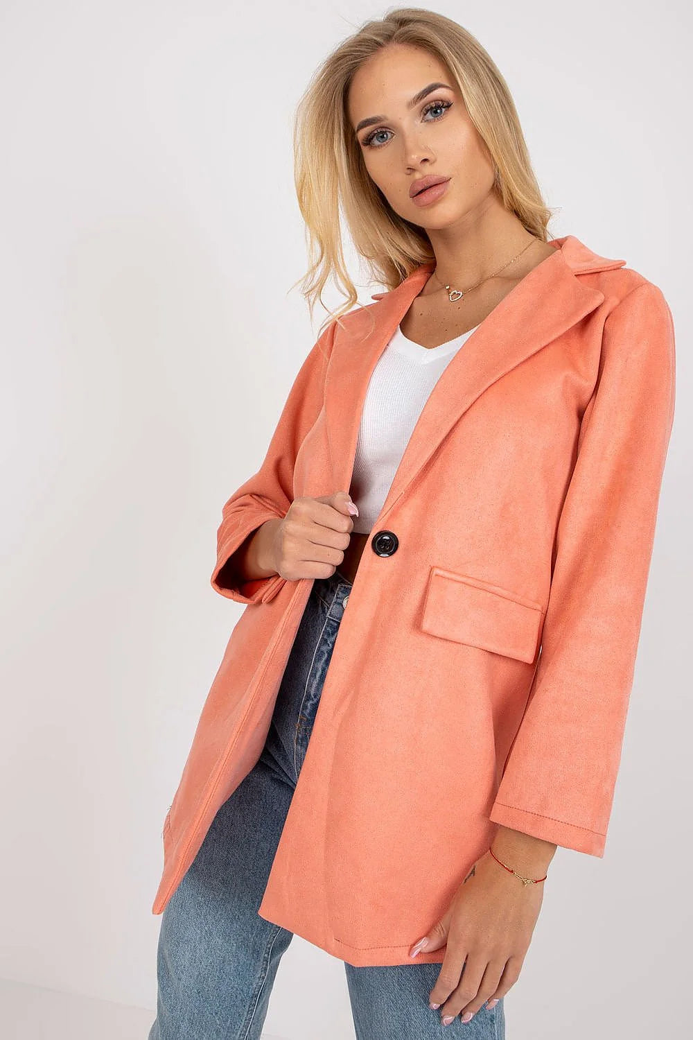 Veste pour femme moderne en imitation daim couleur pêche, style épuré, coupe droite, idéale pour toutes occasions, polyester et élasthanne, manches longues, poches à rabat, fermeture à glissière, look élégant et confortable