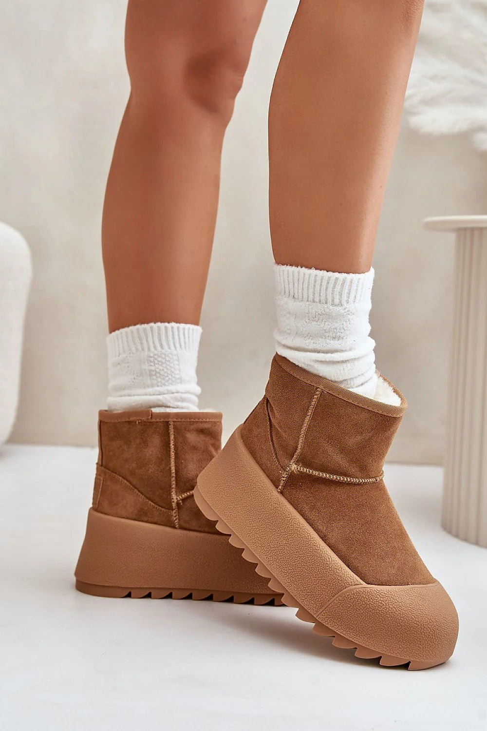 Bottes de neige pour femmes style moderne daim naturel fourrure semelle caoutchouc urbanité élégance confort protection froid ville quotidien