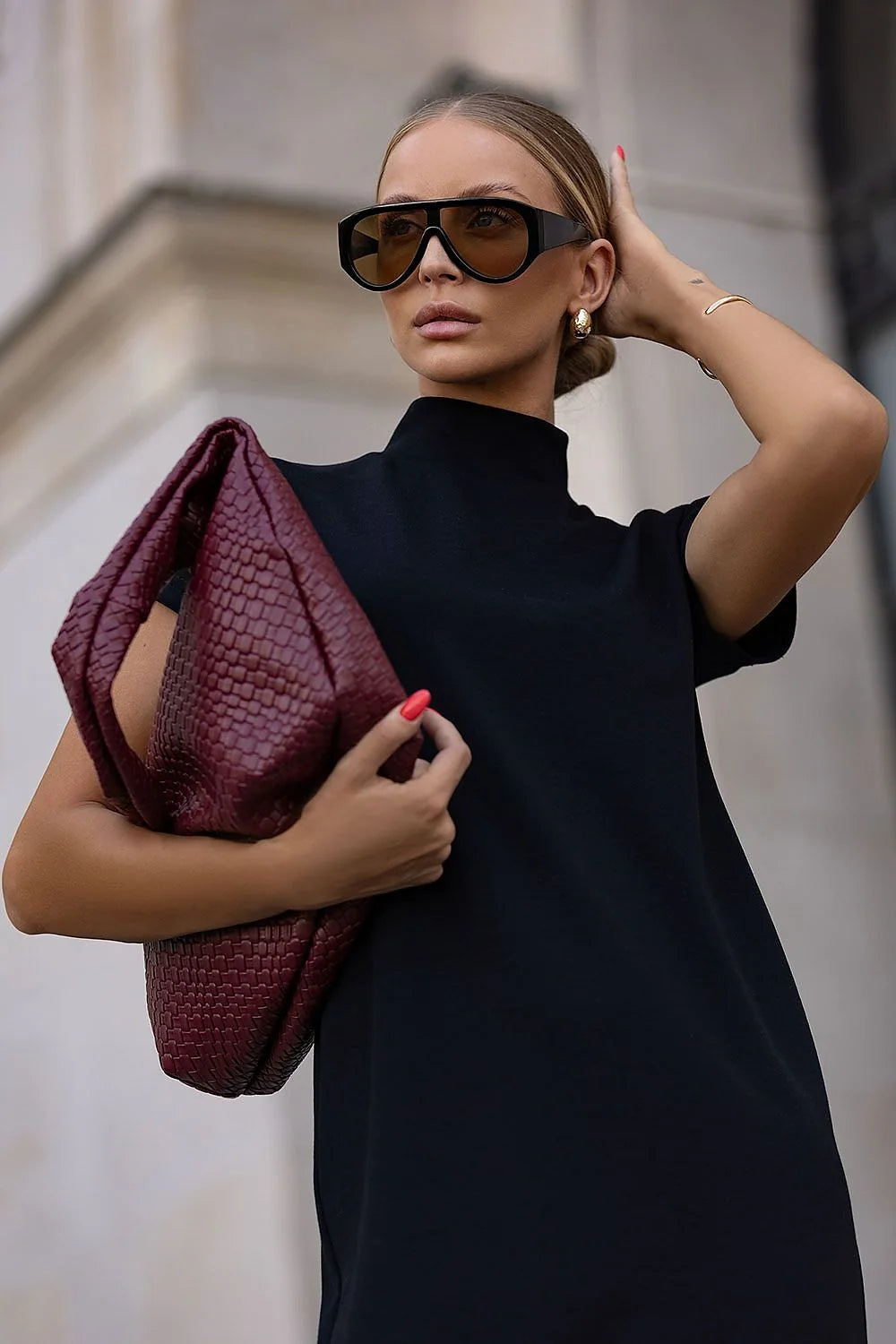 robe courte noire colroulé manchescourtes élastique secondepeau minimaliste élégante féminine confortable ajustée droite longueurgenou stylée polyvalente fabriquéePologne extensible
