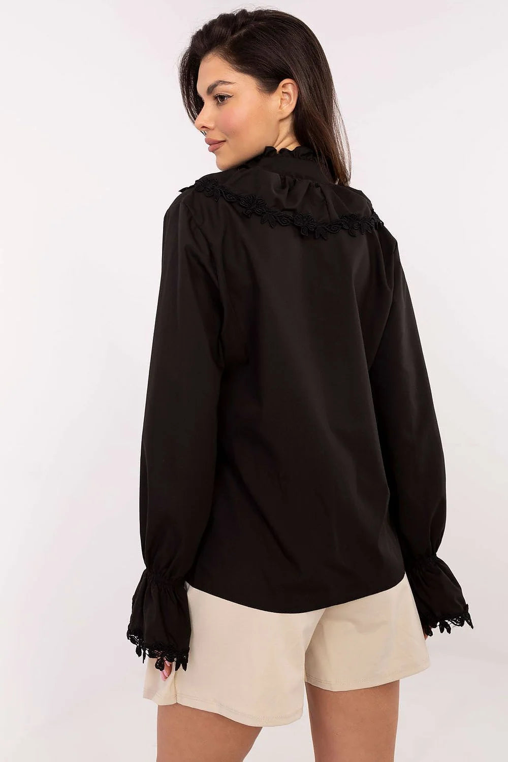 Chemisier élégant pour femme avec volants brodés manches longues couleur noire et jupe beige évasée