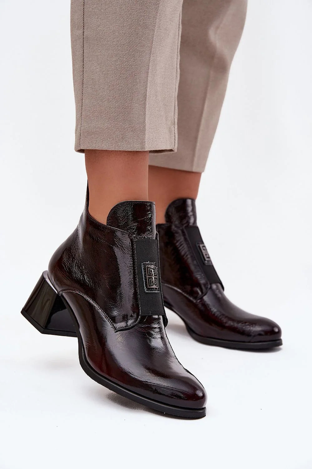 bottines femme chelsea cuir verni bordeaux foncé bout pointu talon bloc sculpté semelle noire empiècement élastique logo doublée