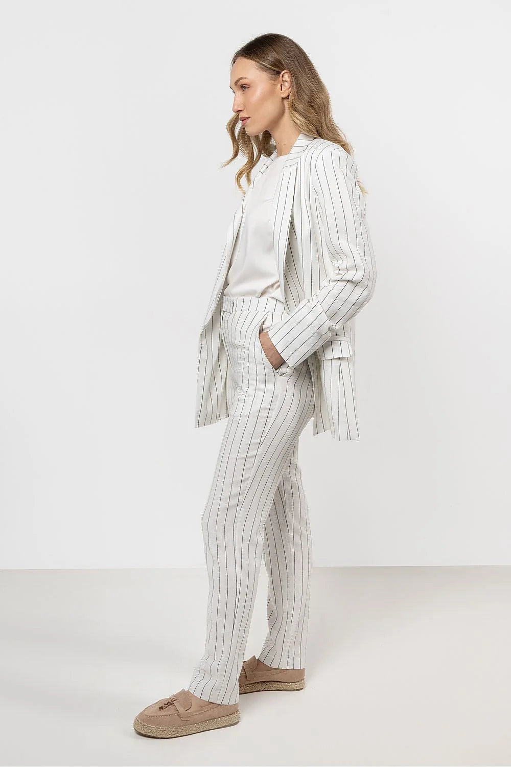 pantalon AWAMA lin viscose mélangé ajusté droit taille haute rayures verticales gris anthracite écru léger respirant élégant sophistiqué mi longueur