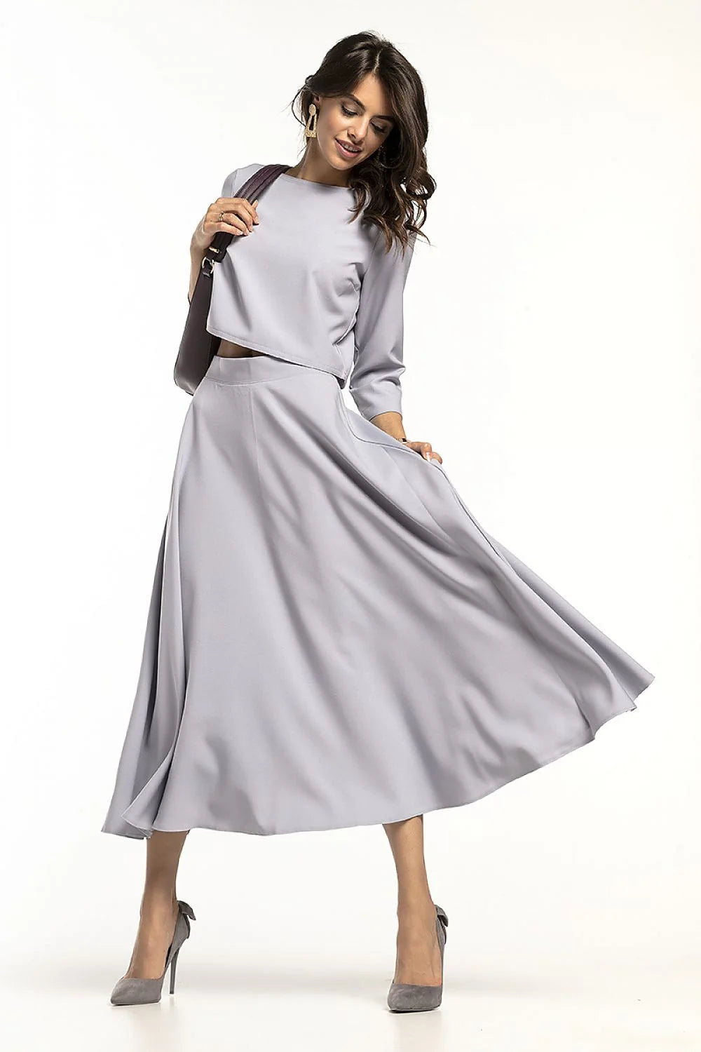 Ensemble élégant gris lavande femme moderne, tissu léger, chic, chemisier ample et jupe longue