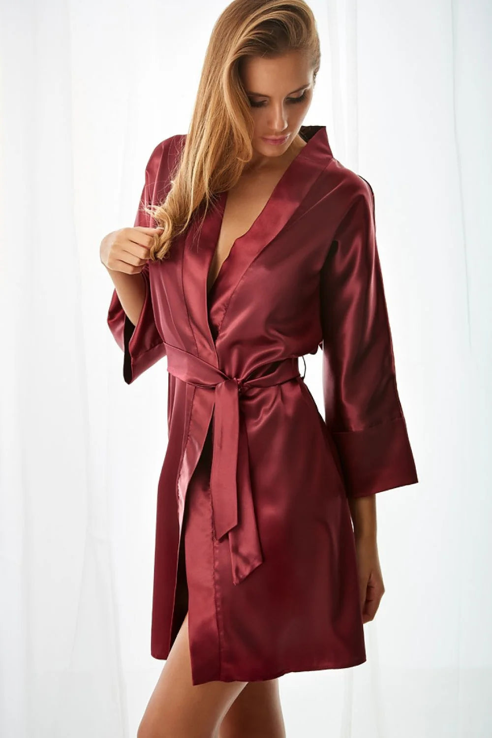 Peignoir satin bordeaux élégant et luxueux pour soirées intimes confortables style glamour et féminin