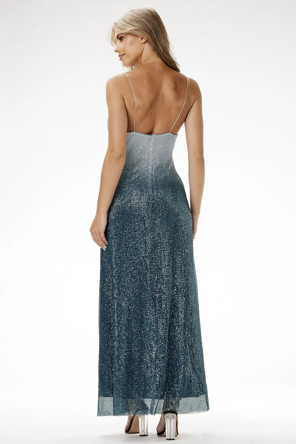 robe longue élégante pailletée bleue métallisée dégradé argenté décolleté V fines bretelles spaghetti coupe ajustée silhouette fluide cheville