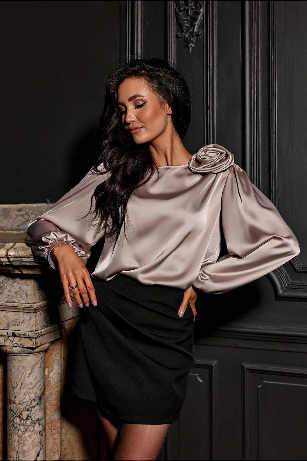 chemisier satiné manches longues bouffantes encolure ronde rose épaule ornementale poignets froncés taupe perle fluide élégant luxueux raffiné soirée femme