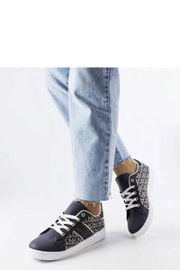 Sneakers femme design moderne élégant cuir synthétique noir motifs géométriques beige tige basse lacets blancs œillets dorés semelle épaisse caoutchouc confort style casual