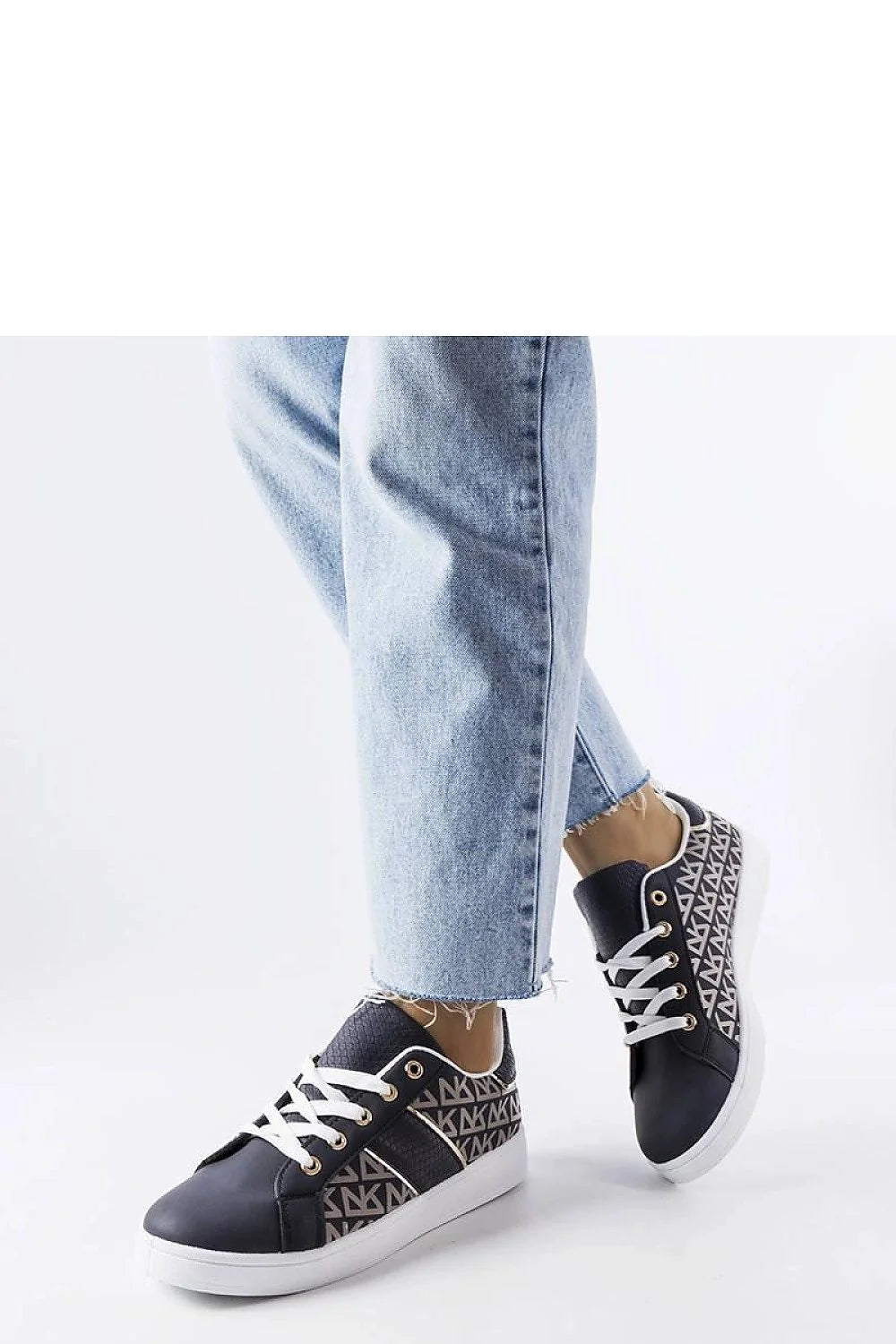 Sneakers femme design moderne élégant cuir synthétique noir motifs géométriques beige tige basse lacets blancs œillets dorés semelle épaisse caoutchouc confort style casual