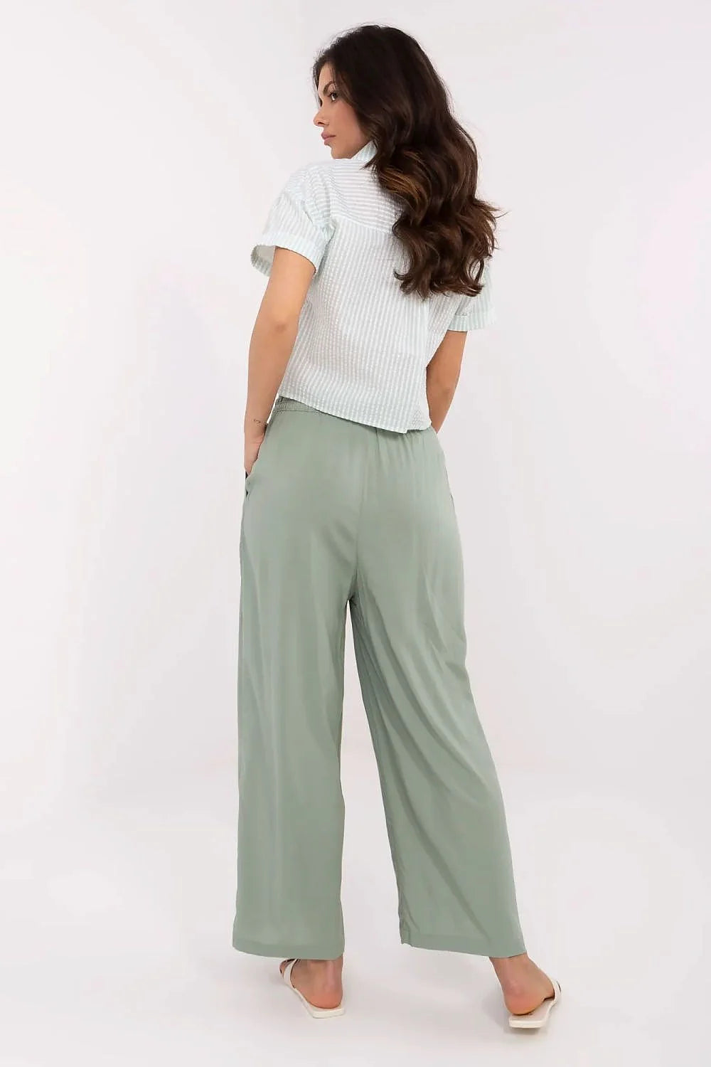 Pantalon femme Sublevel large fluide couleur verte高 taille haute ceinture élastique poches latérales veste chemise courte rayures verticales sandales blanches