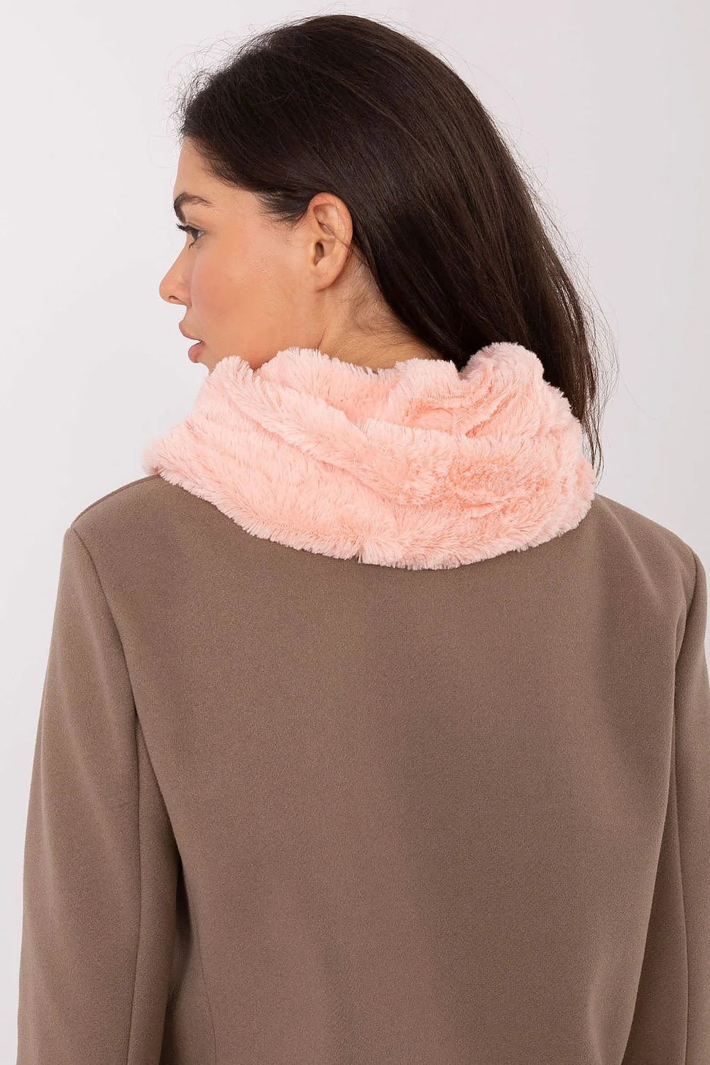 snood écharpe tubulaire fausse fourrure rose poudré moelleuse pelucheuse veloutée large confortable chaude isolante féminine élégante luxueuse