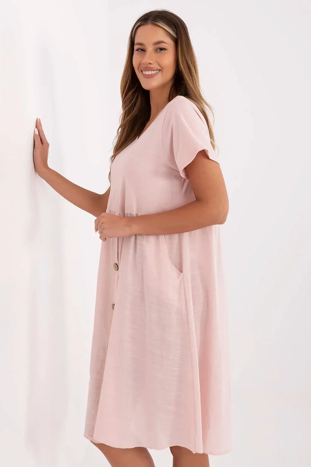 Robe féminine estivale style minimaliste couleur rose pastel coton lin empire coupé hauteur taille manches courtes poches boutons décoratifs
