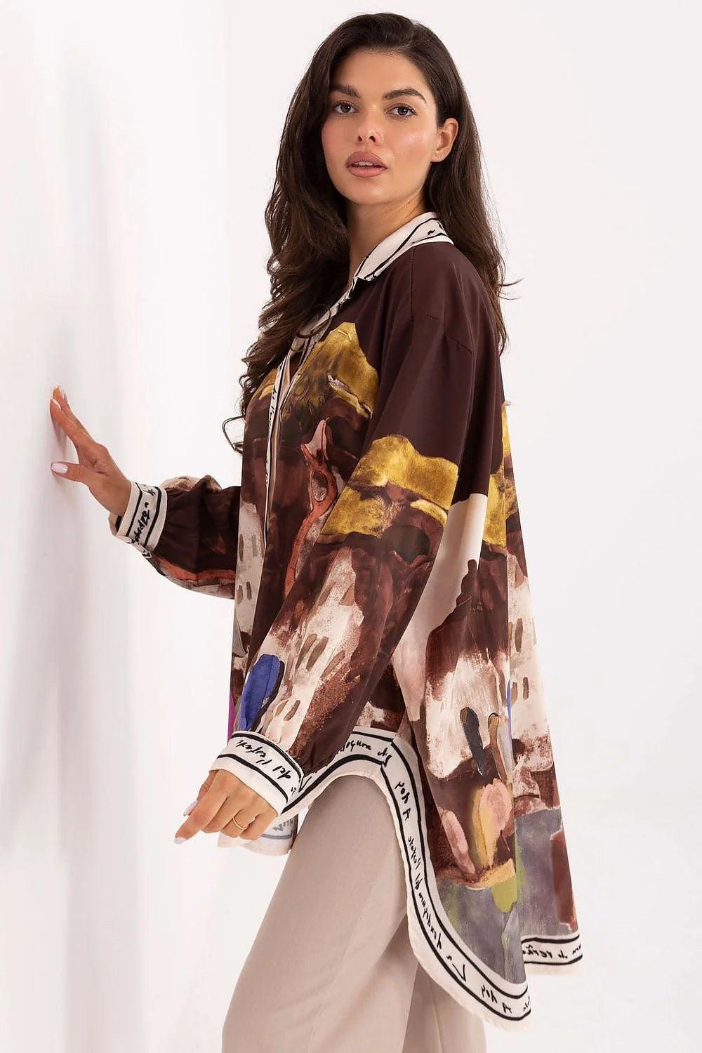 chemise tunique oversize imprimée manches longues épaules tombantes col classique boutonnée patte boutonnage voile léger semitransparent fluide asymétrique ourlet dos