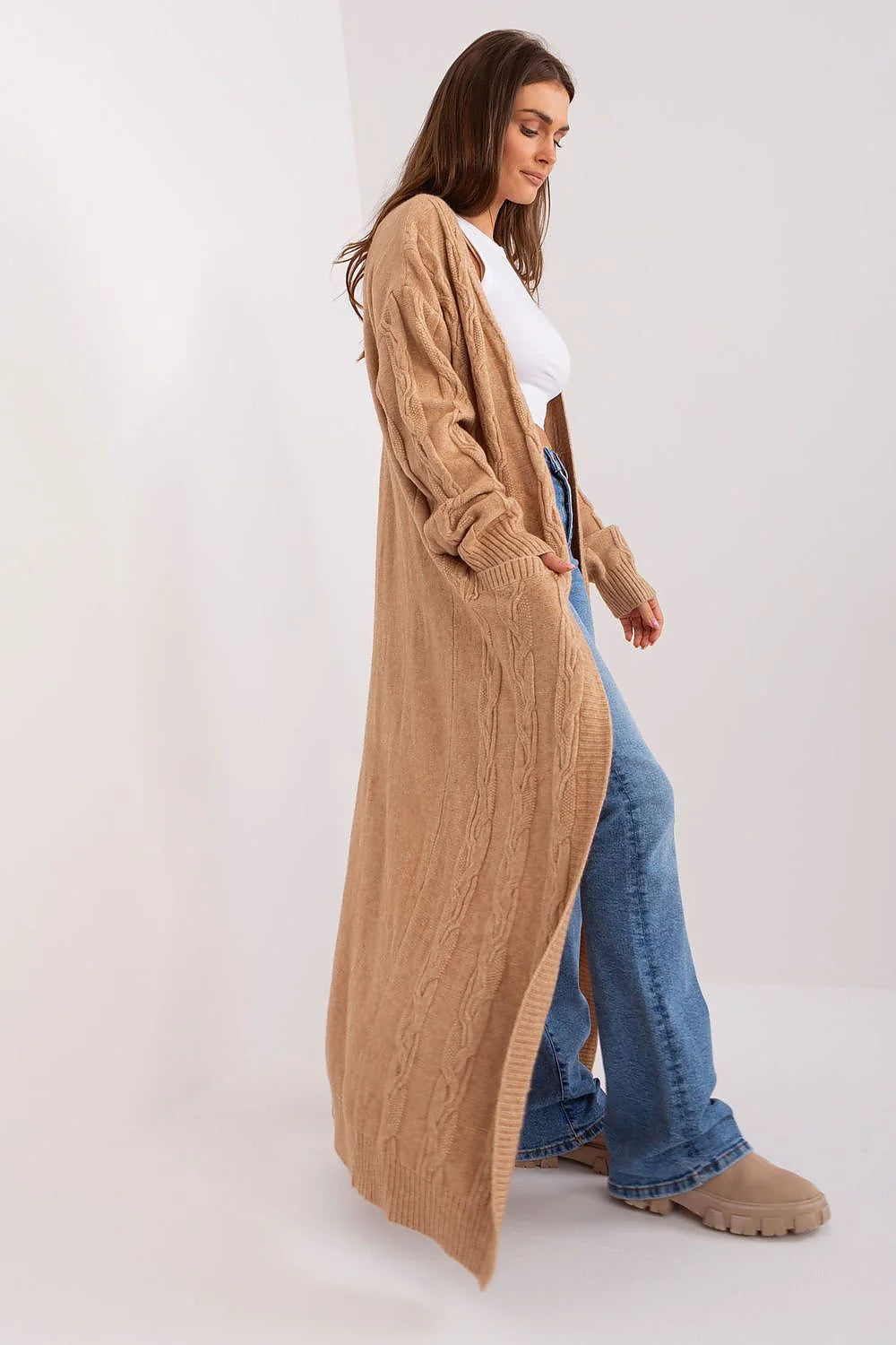 Cardigan long pour femmes élégant et moderne texture maille torsadée couleur camel manches longues poignets côtelés sans fermeture