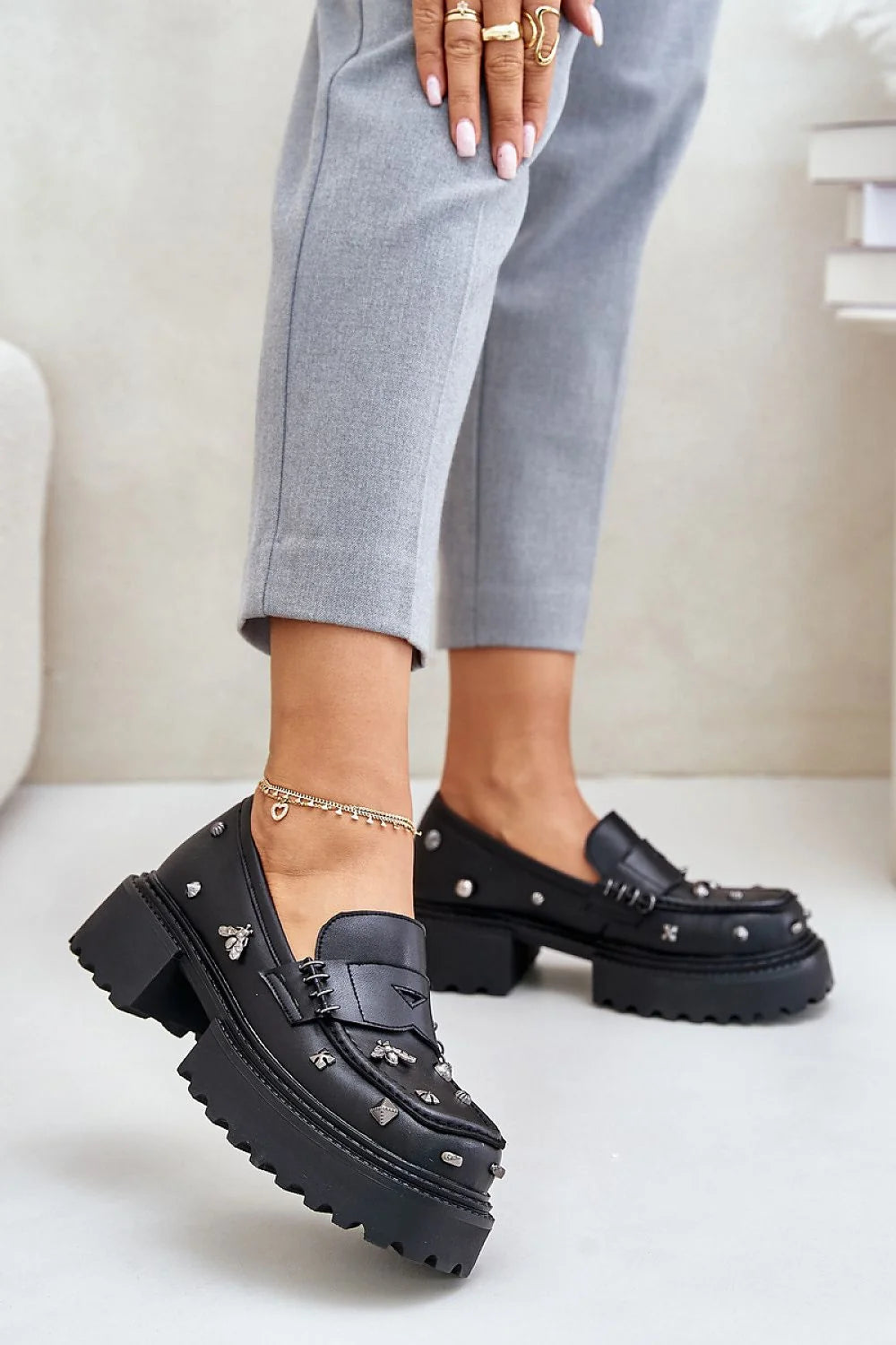 mocassin femme cuir naturel noir semelle crantée épaisse chunky rock plateforme talon moyen slipon bride ornements métalliques clous