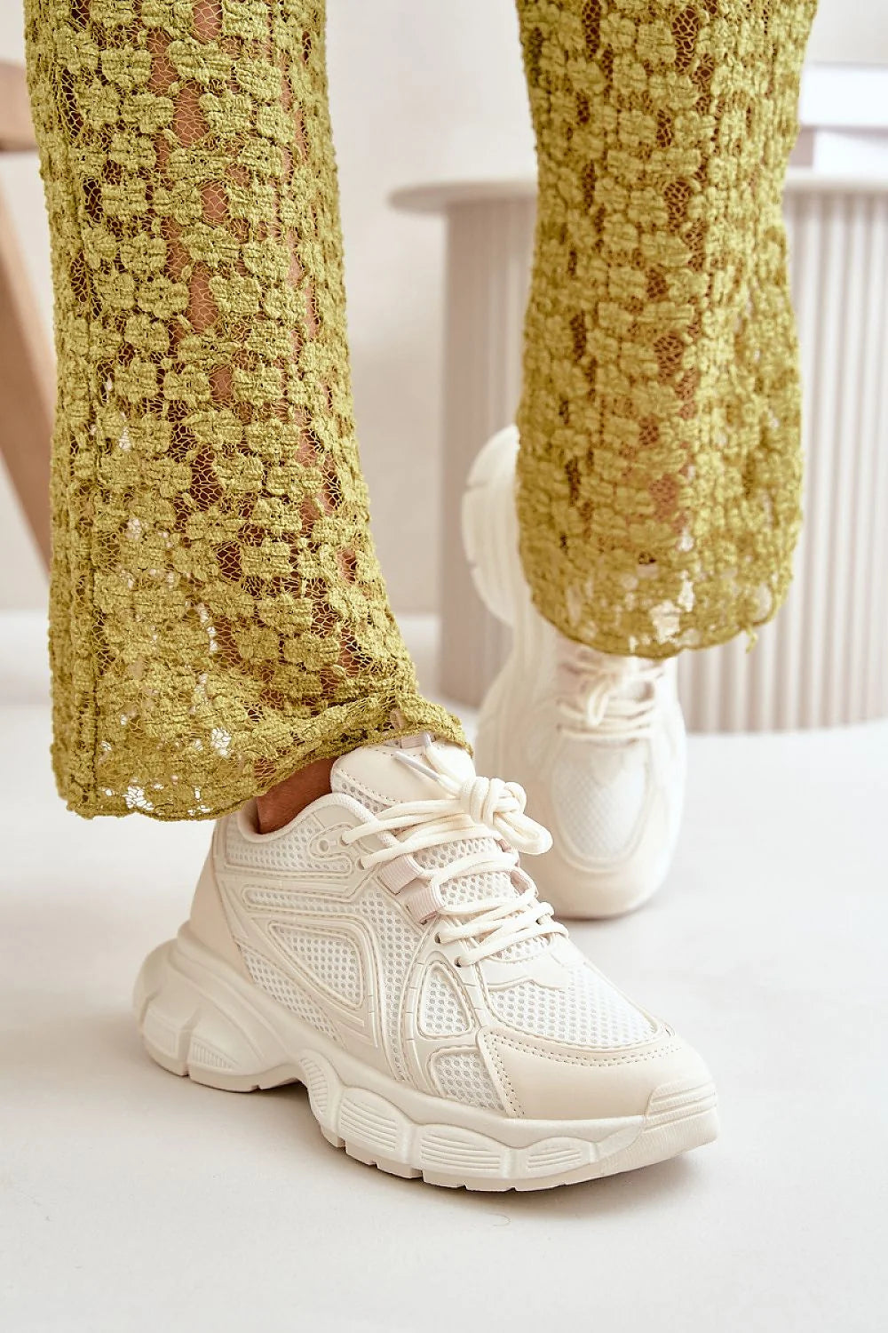 Pantalon en dentelle vert olive floral droit baskets contemporaines blanches femmes mode été 2023