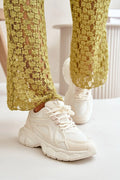 Pantalon en dentelle vert olive floral droit baskets contemporaines blanches femmes mode été 2023