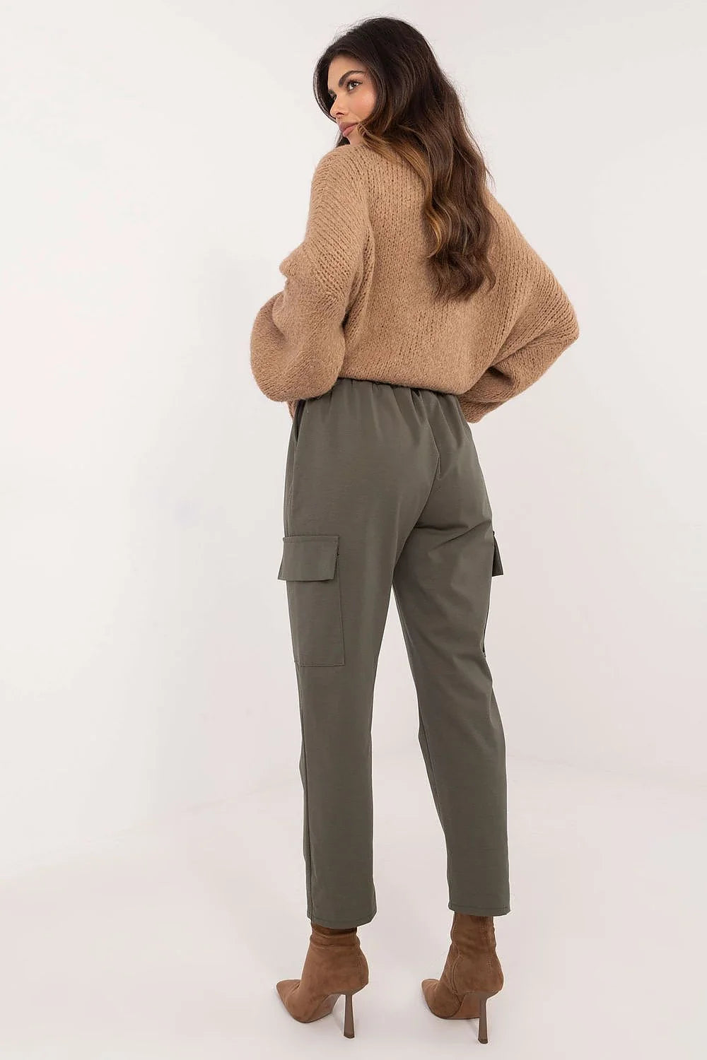 Pantalon cargo femme coupe droite taille haute tissu coton polyester vert kaki boucle dorée ceinture noire style utilitaire élégant confortable mode