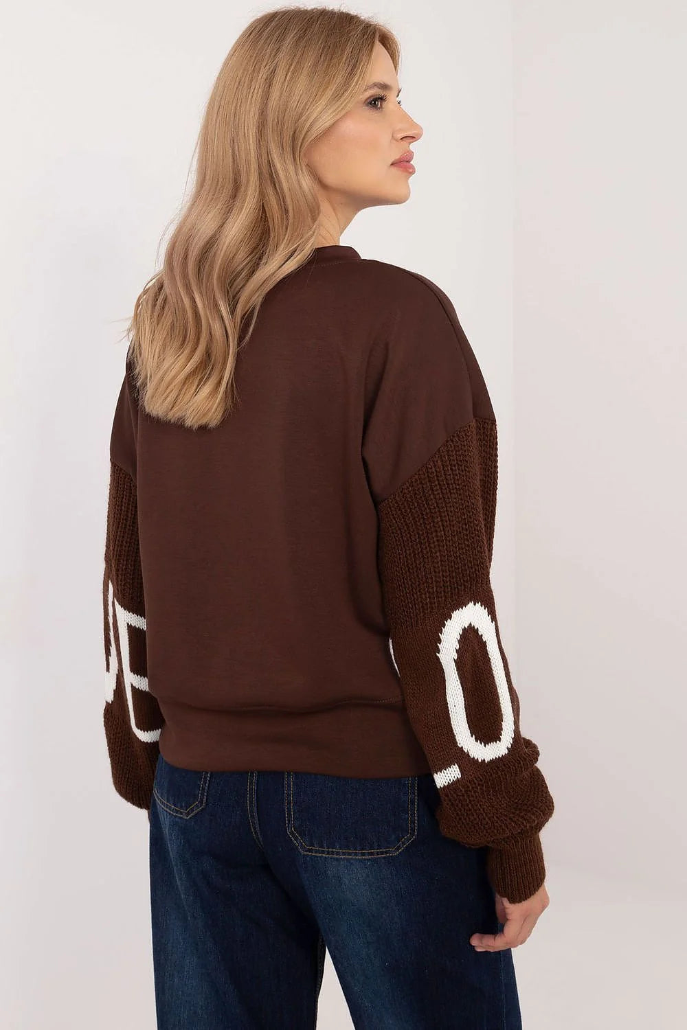 Sweatshirt Italy Moda pull maille femme design LOVE manches contrastantes marron foncé encolure ronde longueur standard coupe ample