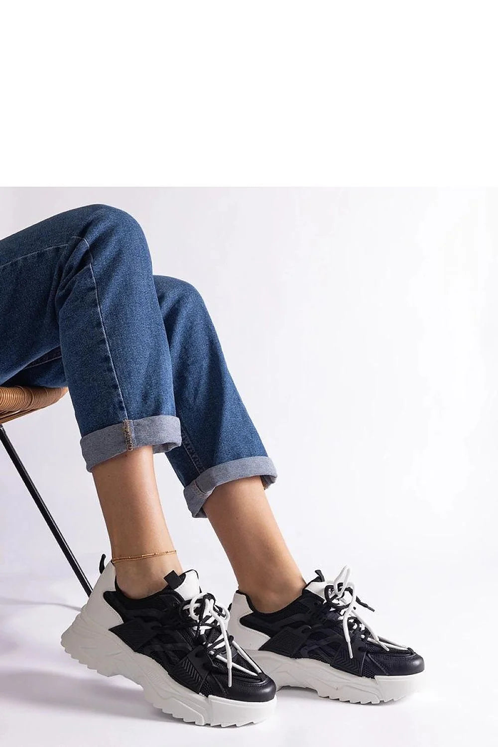 Baskets femmes design moderne urbain style casual noir blanc cuir synthétique mesh semelle épaisse lacets blancs confort durabilité