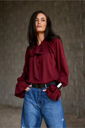 chemisier viscose lavallière bordeaux satiné fluide coupe ample fronces col noeud manches longues bouffantes poignets volantés chic polyvalent