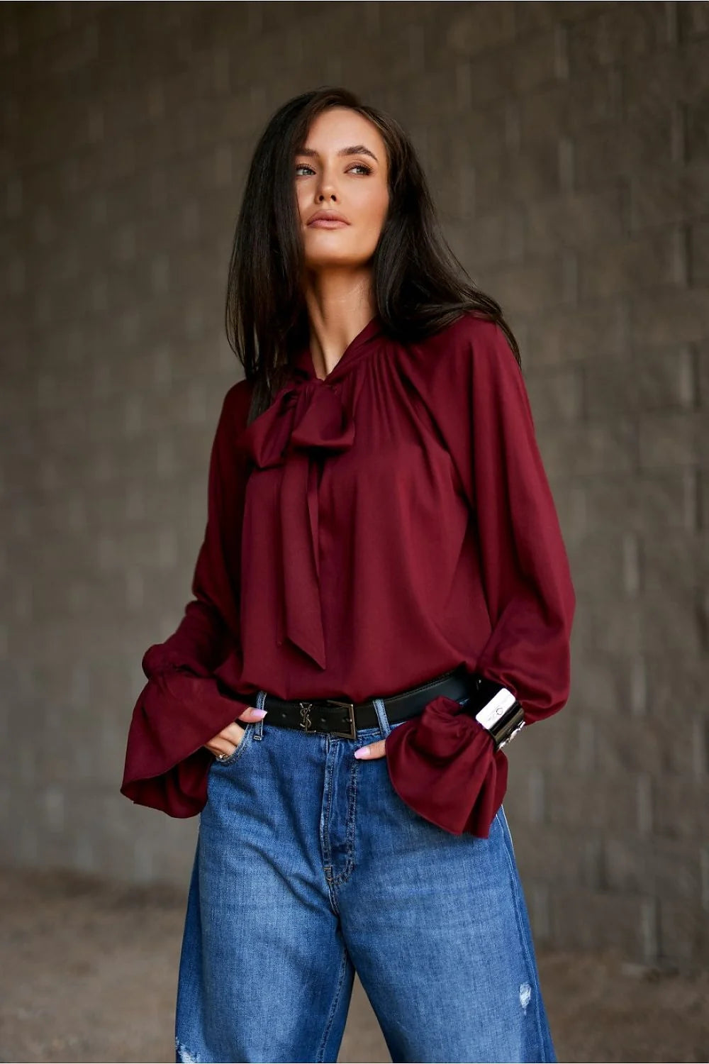 chemisier viscose lavallière bordeaux satiné fluide coupe ample fronces col noeud manches longues bouffantes poignets volantés chic polyvalent
