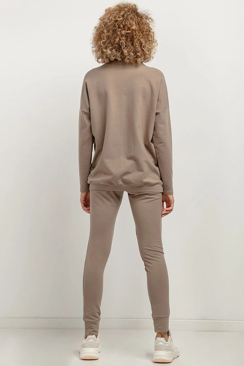 Ensemble détente femme moderne minimaliste coupe ample épaules tombantes manches longues taille élastiquée couleur taupe coton elasthanne confort