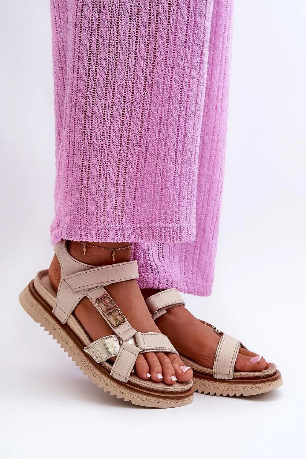 Sandales pour femmes style moderne cuir naturel plateforme 4cm velcro doré beige pantalon mesh rose