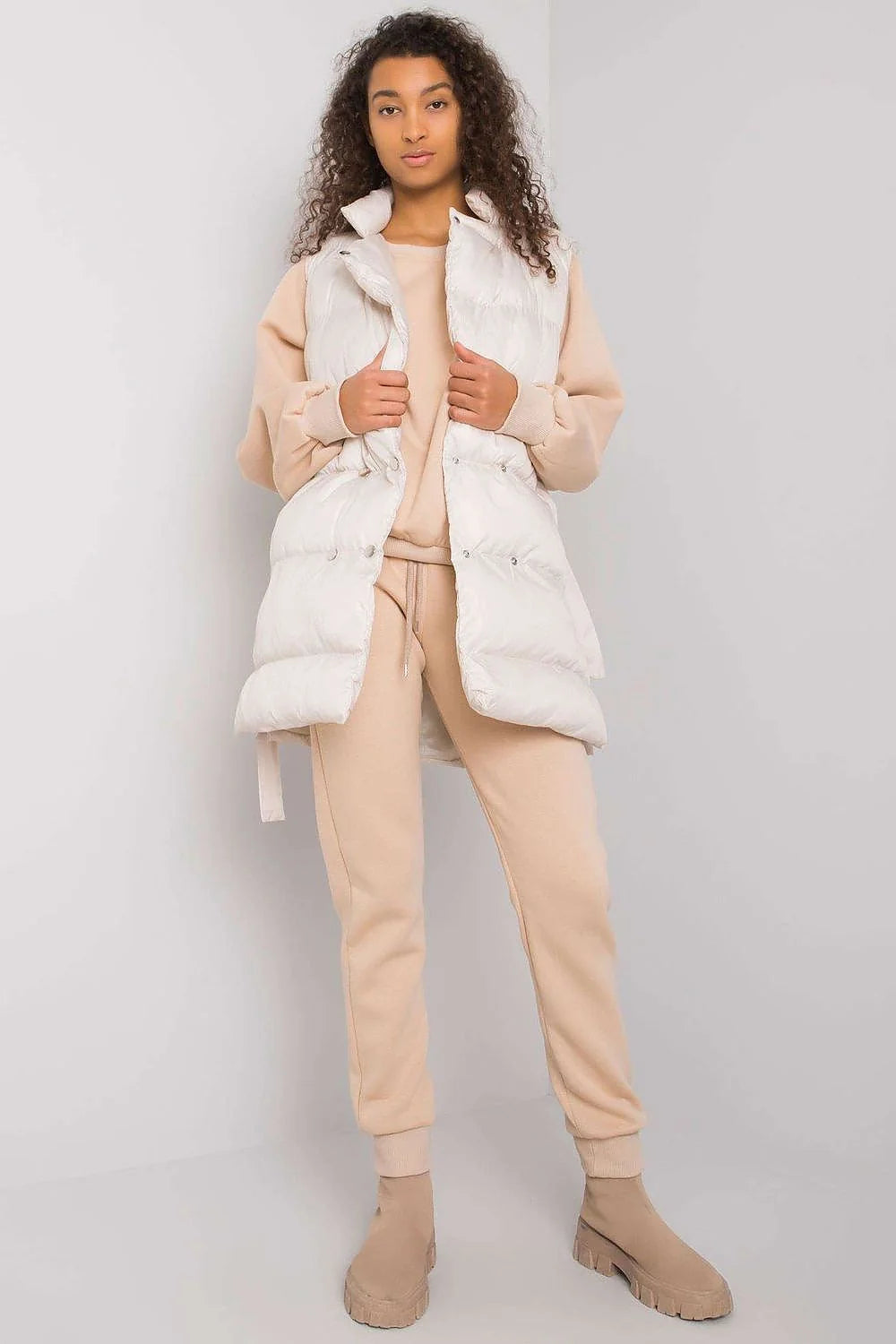 Ensemble féminin moderne et stylé avec gilet matelassé, sweat-shirt et pantalon de jogging beige