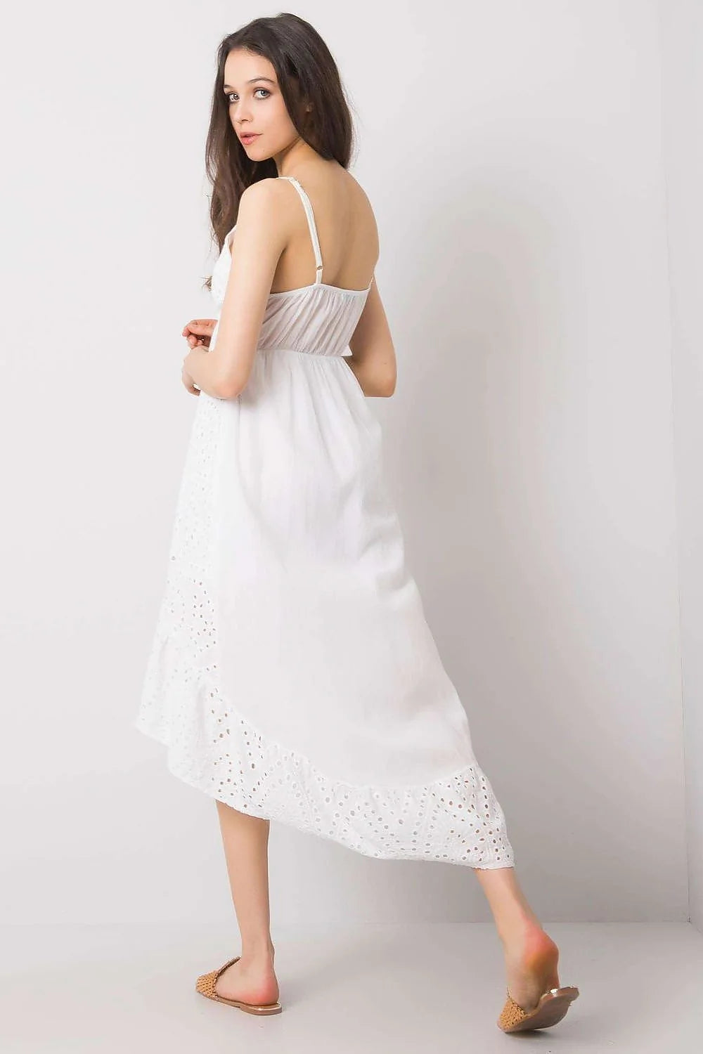 Robe d'été élégante coupe trapèze en broderie anglaise manches ajustables longueur asymétrique blanc femme