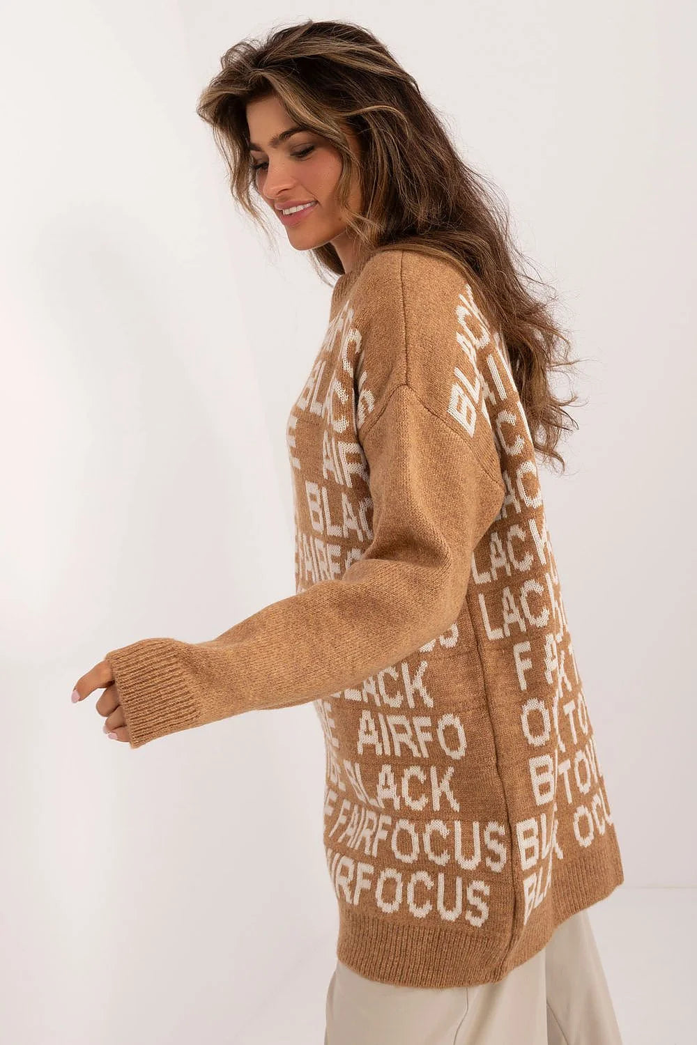 Pull-over femme moderne décontracté col V longues manches couleur marron caramel imprimé texte blanc acrylique doux chaud hiver été tous les jours style trendy