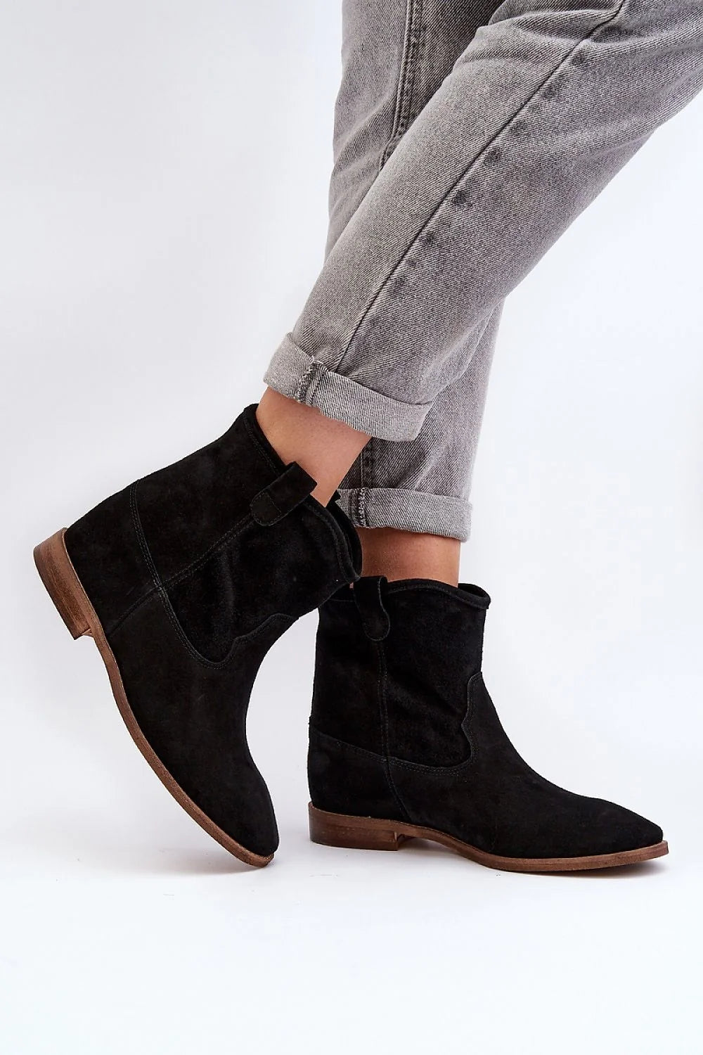 bottines cuir suédé noir femme cheville western bout pointu découpes décoratives semelle marron imitation bois talon plat languettes veloutée confortable