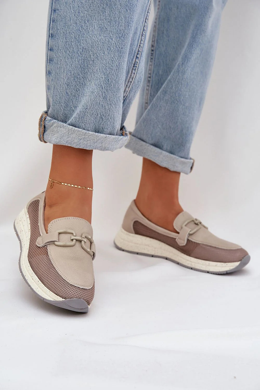 Mocassins pour femmes en cuir naturel confortables, style moderne, perforations délicates, couleur beige, tige 6 cm, semelle amortie, design slip-on, finitions soignées, talon compensé, occasions décontractées, idéal été, vêtements mode