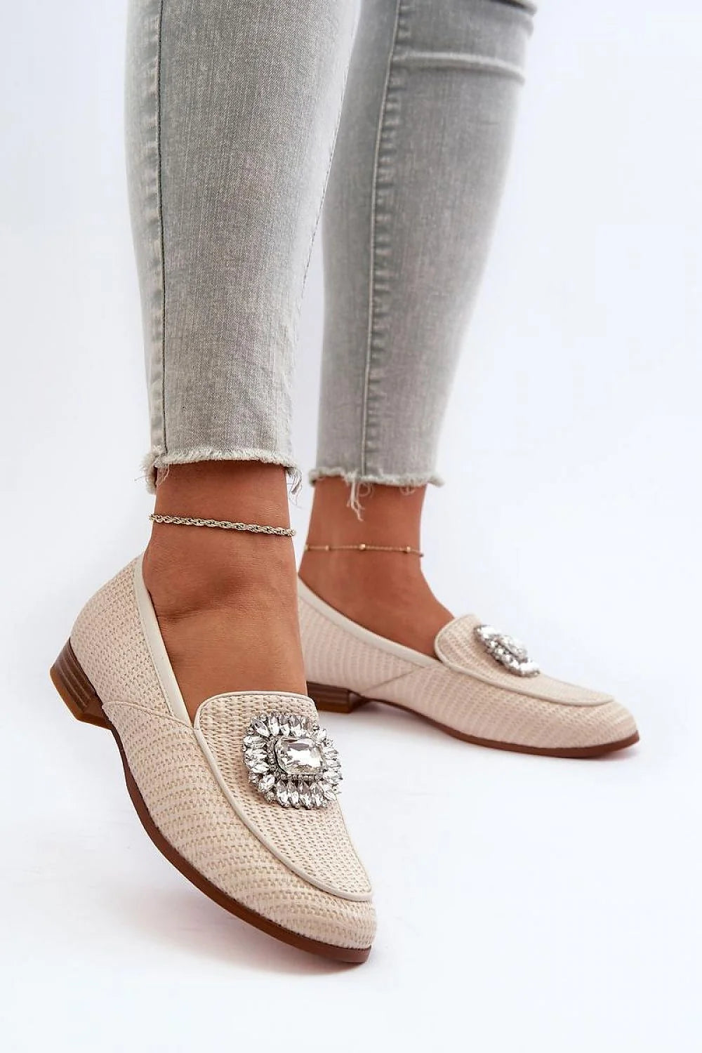 Mocassins élégants pour femmes talon plat cuir naturel broche strass beige clair style intemporel