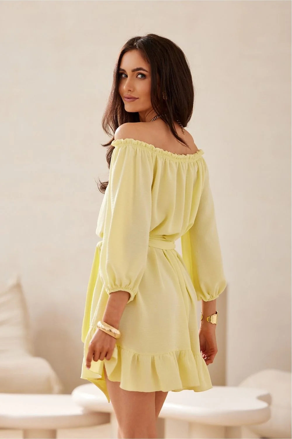 Robe de jour élégante style bohème chic couleur jaune pâle tissu léger encolure bardot manches longues amples ceinture assortie ourlet volanté femme été