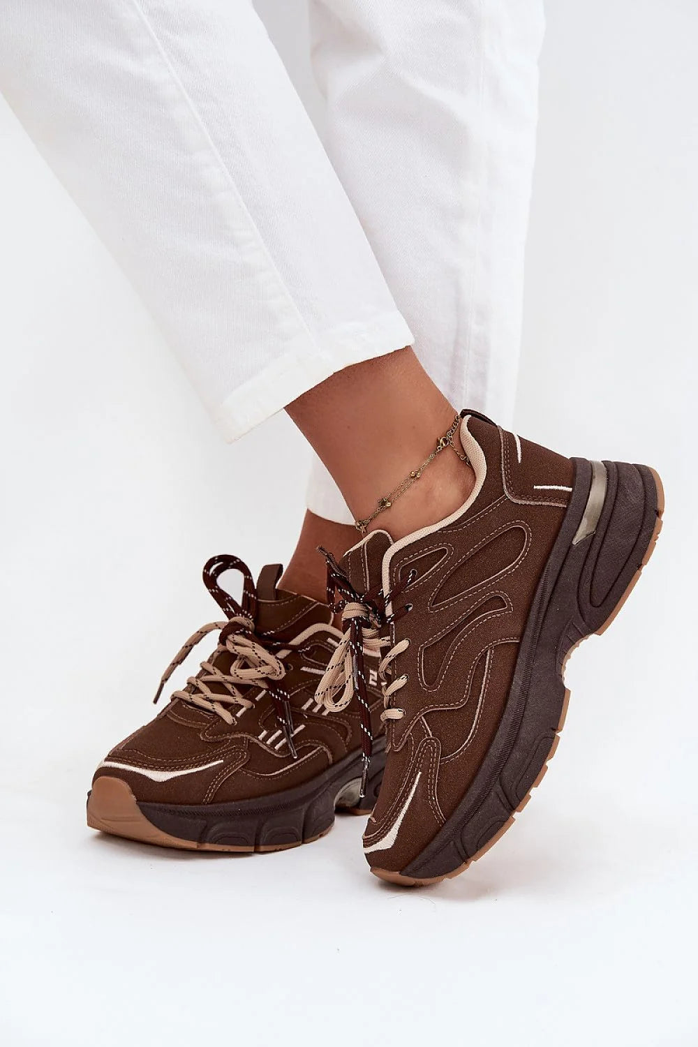 sneakers femme baskets casual chunky retrorunning semelle plateforme épaisse tige marron suédine surpiqûres beiges lacets bicolores col matelassé