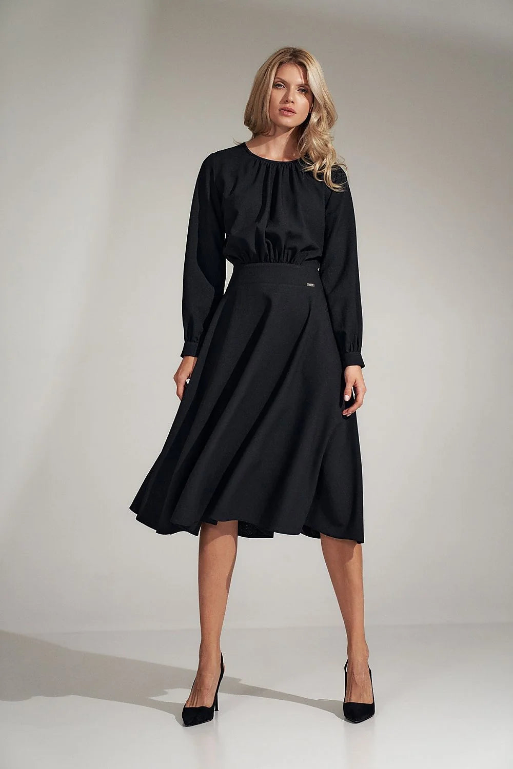 robe noire midi ajustée taille buste froncé manches longues volants col rond jupe évasée polyester fluide soyeuse ceinture intégrée minimaliste