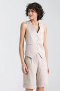 Gilet Nife sans manches associé à bermuda ample, style classique, col V, 5 boutons, beige, lin-coton, coupe ajustée, été, mode féminine élégante, décontractée, semi-formelle