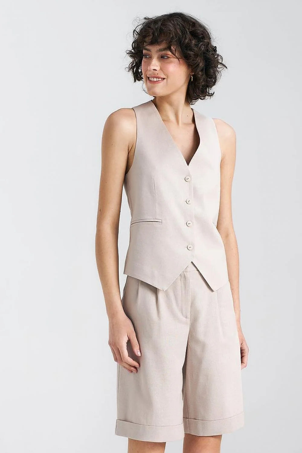 Gilet Nife sans manches associé à bermuda ample, style classique, col V, 5 boutons, beige, lin-coton, coupe ajustée, été, mode féminine élégante, décontractée, semi-formelle