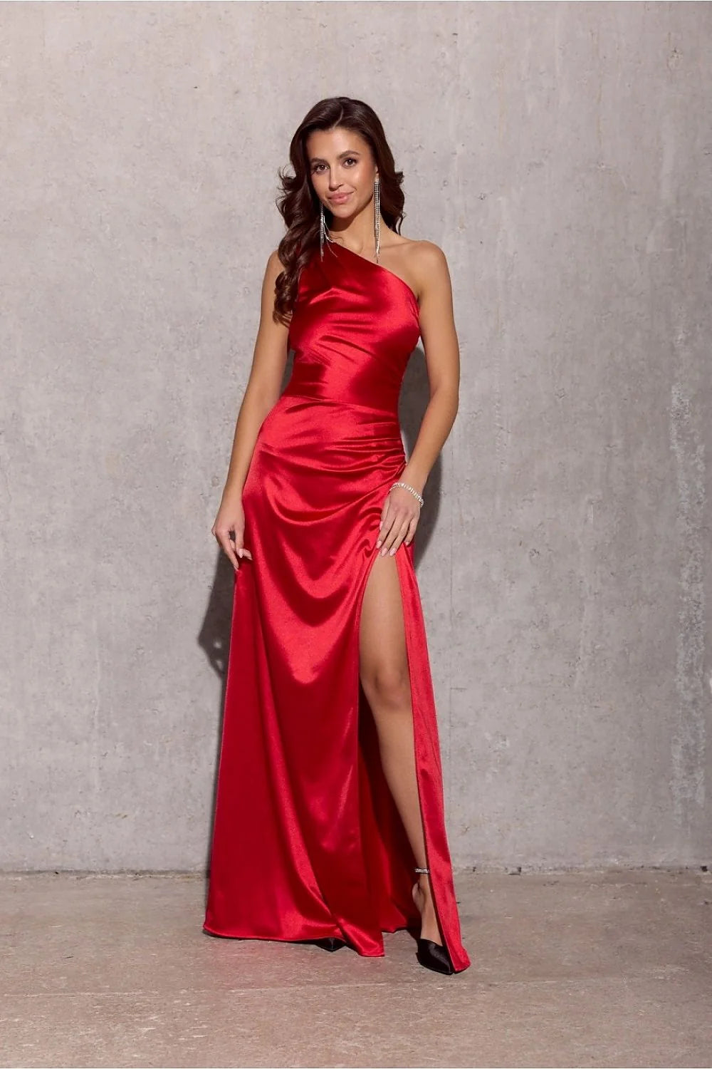 Robe de soirée élégante longue en satin rouge vif asymétrique fente haute taille ajustée femme