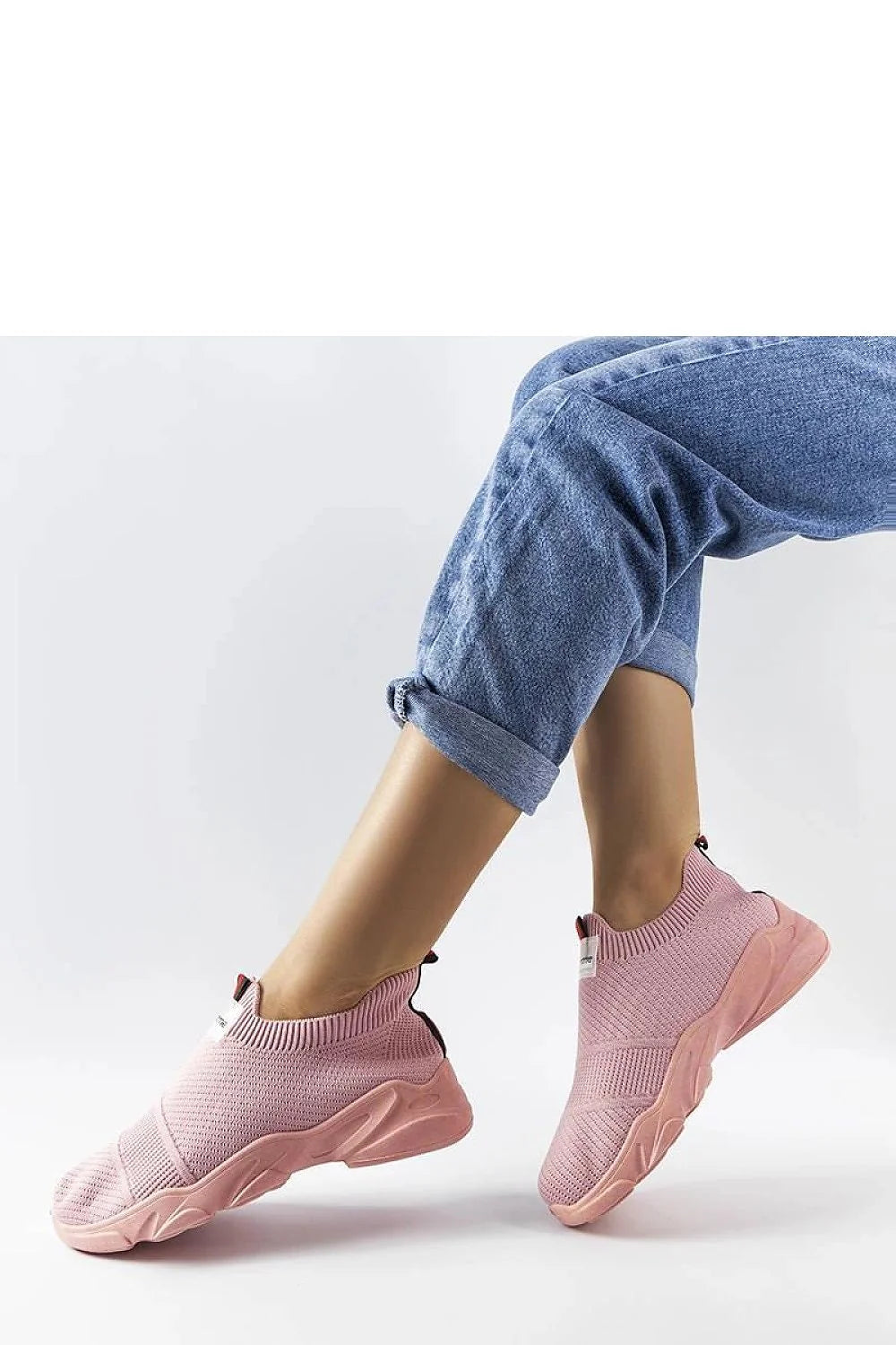 Chaussures de sport Solea pour femmes, design moderne, maille respirante, semelle amortie, couleur rose pastel, style sportif, sans lacets, collection été, confort maximal, idéales pour les journées chaudes, baskets minimalistes