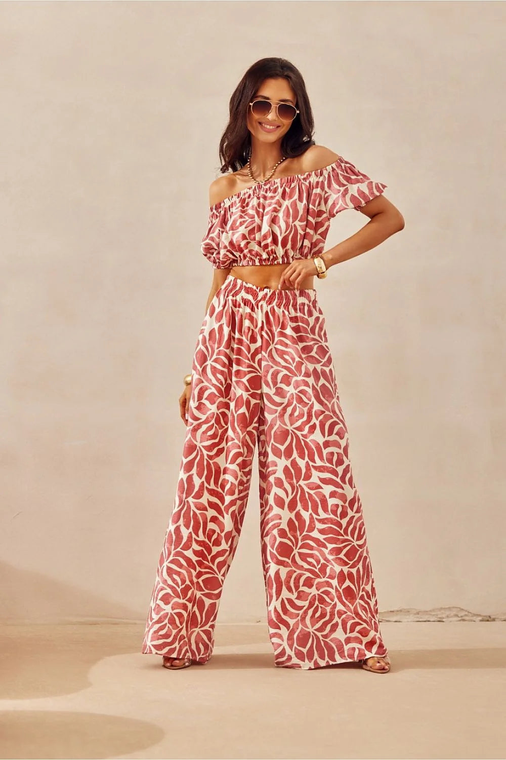 Ensemble mode féminin coordonné top bandeau off-shoulder manches courtes bouffantes jupe longue fluide motifs abstraits blanc cassé rose corail été