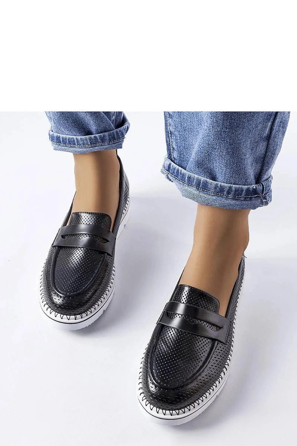 Chaussures basses pour femme en cuir perforé écologique, style moccasin moderne, semelle caoutchouc blanche, confort maximal, occasion versatile