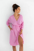 Robe de chambre féminine élégante longues manches style cache-cœur rose vif ceinture ajustable tissu doux